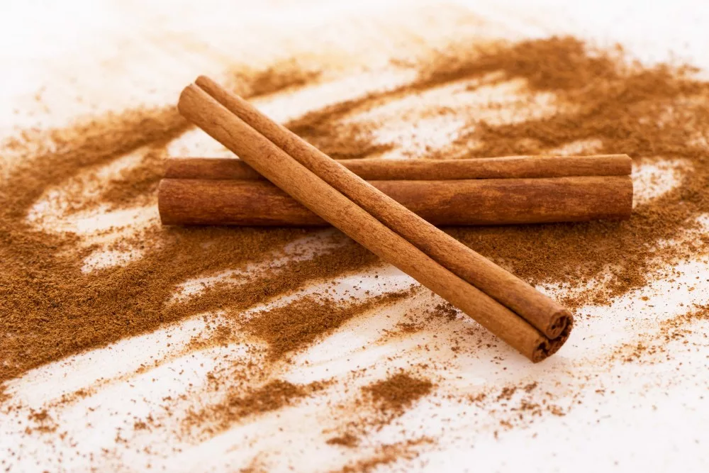 image of cinnamon and its powder around it